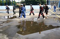 Para penerjun bersiap untuk melakukan penerjunan di Lapangan Udara Pondok Cabe, Tangerang Selatan. Ramses/detikcom.