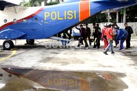 Para penerjun menaiki pesawat milik Polri untuk melakukan penerjunan. Ramses/detikcom.