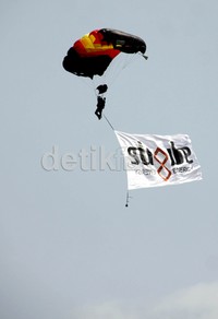 Seorang penerjun membawa bendera saat latihan dalam rangka HUT Brimob. Ramses/detikcom.