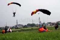 Para penerjun berhasil mendarat dengan baik saat latihan dalam rangka HUT ke-67 Brimob di Lapangan Udara Pondok Cabe, Tangerang Selatan. Ramses/detikcom.