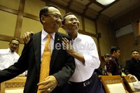 Dahlan Iskan (kanan) saat bercanda dengan Jero Wacik (kiri) sebelum rapat.