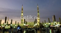 Masjid Nabawi selepas subuh. Setelah sholat subuh, pelatarannya akan ramai dengan pedagang korma dan Al Quran yang menggelar dagangannya.