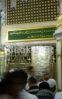 Keberadaan mimbar dan makam Nabi Muhammad menjadikan Masjid Nabawi tetap ramai meski pada dini hari. Asykar akan mengingatkan jemaah untuk tidak berdoa menghadap makam, melainkan ke arah kiblat.
