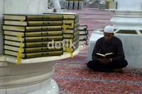 Selain sholat, banyak jemaah yang melewatkan malam dengan mengaji hingga tiba waktu sholat subuh. Hampir semua Al Quran yang ada di Masjid Nabawi adalah wakaf dari jamaah.
