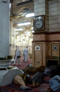 Tentu saja jamaah yang tidur beristirahat juga tidak sedikit. Mereka enggan melepas kesempatan untuk melaksanakan sholat lima waktu di Masjid Nabawi yang suasana sangat menentramkan ini.