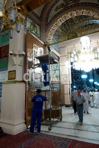 Pada dini hari, jumlah jamaah yang datang jauh lebih kecil dibanding siang hingga malam. Ini menjadi kesempatan petugas membesihkan relung-relung dan ukiran di badan masjid.