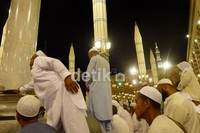 Menjelang masuk waktu sholat subuh, Masjid Nabawi semakin dipenuhi jamaah umroh.
