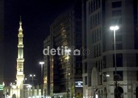 Masjid Nabawi kini dikepung hotel-hotel mewah tempat menginap jemaah umroh. Pemerintah Arab Saudi melarang pembangunan gedung yang tingginya melebihi menara Masjid Nabawi.