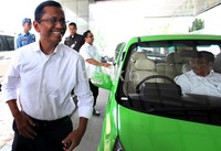 Saat masuk gedung DPR, Dahlan senyum-senyum dan tidak berbicara apa pun.