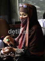 Neneng Akhirnya Buka Cadar