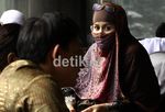 Neneng Akhirnya Buka Cadar