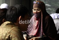 Neneng berbincang dengan Fahd El Fouz alias Fahd A Rafiq, terdakwa perkara suap dana penyesuaian infrastruktur daerah (DPID). Ramses/detikcom.
