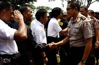 Wakapolri Komjen Pol Nanan Sukarna memberikan selamat kepada para penerjung yang mendapat MURI. Ramses/detikcom.