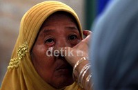 Seorang warga memeriksakan matanya.