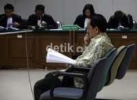 Mantan Kepala Pusat Penanggulangan Krisia Depkes, Rustam Syarifuddin Pakaya mengusap pipinya saat menangis membacakan nota pembelaanya (pledoi). Ramses/detikcom.