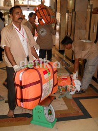 Seorang porter kebangsaan Bangladesh mengangkat koper milik jamaah haji asal embarkasi Solo di hotel Madinah.