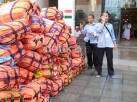 Petugas memeriksa ulang tas koper jamaah haji Indonesia sebelum dibawa menuju Jeddah satu hari sebelum jamaah berangkat.