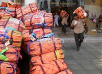 Koper-koper diangkut dari hotel untuk dibawa menuju bandara.