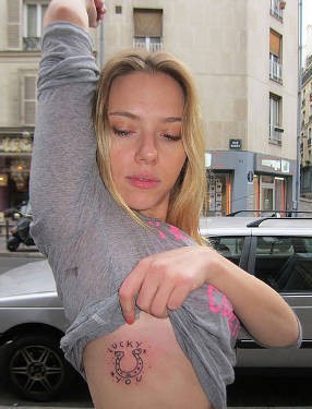 Pamer Tato  Scarlett Johansson Buka Baju di Pinggir Jalan