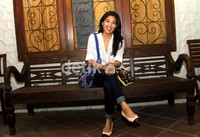 Ia juga menunjukkan tas rajutan buatannya sendiri. Gusmun/detikcom.