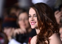 Kekasih Robert Pattinson itu terlihat semakin cantik saat tersenyum. Jason Merritt/Getty Images.