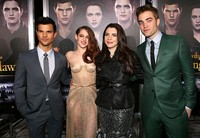 Taylor Lautner, Kristen Stewart, penulis Stephenie Meyer, dan actor Robert Pattinson berpose bersama. Christopher Polk/Getty Images.