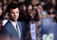 Taylor Lautner tampak rapi dengan setelan jasnya. Michael Buckner/Getty Images.