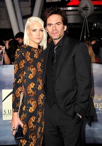 Charlie Swan alias Billy Burke berpose dengan Pollyanna Rose. Jason Merritt/Getty Images.