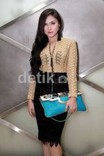 Vicky Shu Tampil Feminin