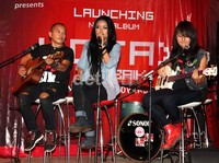 Lagu Hijaukan Bumi itu adalah ciptaan aku dan Chua untuk kali pertama. Tapi dalam pembuatan lirik ini kami juga bekerjasama dengan Dewiq dan Pay, ujar Tantri saat ditemui di KFC Kemang, Jakarta Selatan, Senin (12/11/2012).