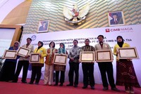 Sebanyak 32 mahasiswa berprestasi tingkat S1 di perguruan tinggi negeri di Indonesia mendapat beasiswa yang secara simbolis diserahkan di Gedung Kementrian Pendidikan dan Kebudayaan Republik Indonesia, Jakarta.