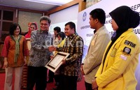 Bank CIMB Niaga bersama Kementerian Pendidikan dan Kebudayaan Republik Indonesia menyerahkan beasiswa kepada 32 mahasiswa berprestasi.