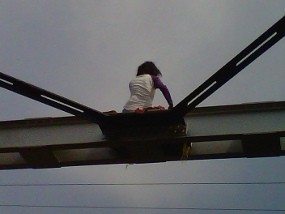 Seorang Perempuan Berusaha Bunuh Diri Panjat Jembatan Kereta Api