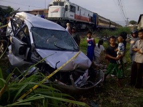 Avanza Terpental Diterjang KA Penataran