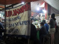 Sudi Mampir beroperasi di sebuah tenda sederhana. Letaknya di Jalan Biak, Roxy, Jakarta Barat, tepat di depan ATM BII. (Fitria Rahmadianti/Detikfood)