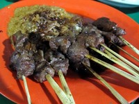 Potongan daging kambingnya besar-besar. Teksturnyapun empuk. Yang unik adalah bumbu kacangnya yang berwarna kekuningan dan harum, seperti diberi minyak samin. Kesimpulannya: sate kambingnya enak! (Fitria Rahmadianti/Detikfood)