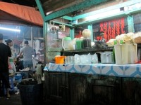 Inilah gerobak minuman yang terletak di bagian belakang tenda. Mau es alpukat, es campur, es teler, es jeruk, es kelapa, tinggal pesan saja! (Fitria Rahmadianti/Detikfood)