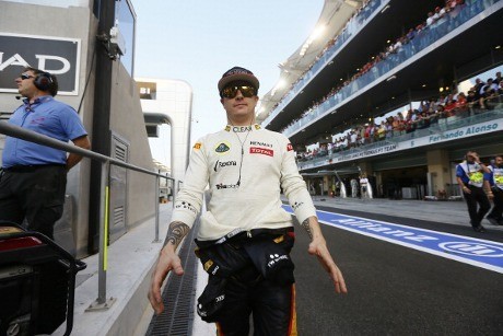 Kimi Bagi-bagi Kaus Jangan Ganggu Aku ke Tim