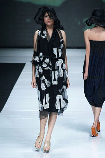 Oscar Lawalata Koleksi Couture. Jakarta Fashion Week 2013 at Plaza Senayan. Jakarta. [Foto: Mohammad Abduh/Wolipop]