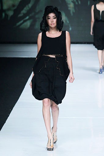 Oscar Lawalata Koleksi Couture. Jakarta Fashion Week 2013 at Plaza Senayan. Jakarta. [Foto: Mohammad Abduh/Wolipop]