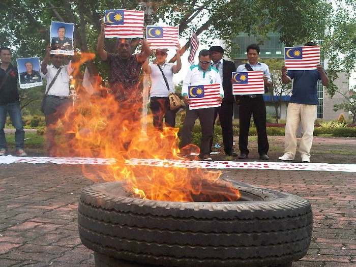 Protes Pemerkosaan TKW, Warga Batam Bakar Bendera Malaysia