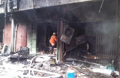 Lapangan Futsal di Ruko 4 Lantai di Sawah Besar Terbakar