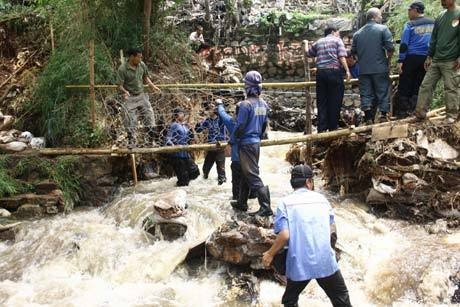 Tanggul di Cimanggis Jebol, Puluhan Rumah Rusak