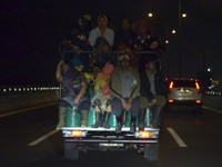 Sebuah mobil pikap membawa penumpang di atas Bak terbuka di Jalan Tol. (Foto: Reza Syahputra Mulyana)