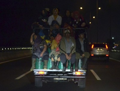 Naik Mobil Bak di Jalan Tol