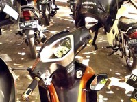 Kreativitas pemilik motor dengan memindahkan spion yang patah ke bagian sayap motor. (Foto: Rakhmat Widya Pratama)