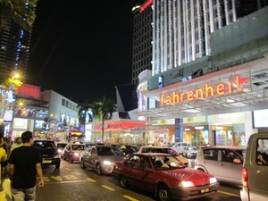 Shop Till Drop! 5 Tempat Belanja Paling Eksis di Malaysia