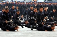 Atraksi beladiri tersebut melambangkan kesiapan anggota Brimob menjaga keamanan dan keselamatan warga sipil maupun nonsipil di Indonesia. Ramses/detikcom.