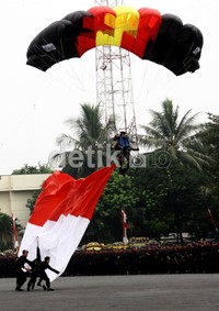 Terjun payung juga memeriahkan HUT ke-67 Brimob. Ramses/detikcom.