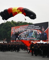 Penerjun melakukan pendaratan. Ramses/detikcom.